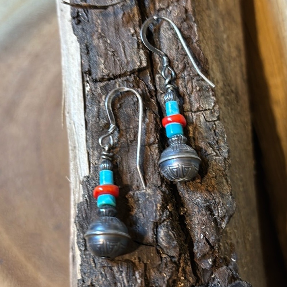 Vintage Southwest style SS drop earrings with Turquoise & Coral colored beads